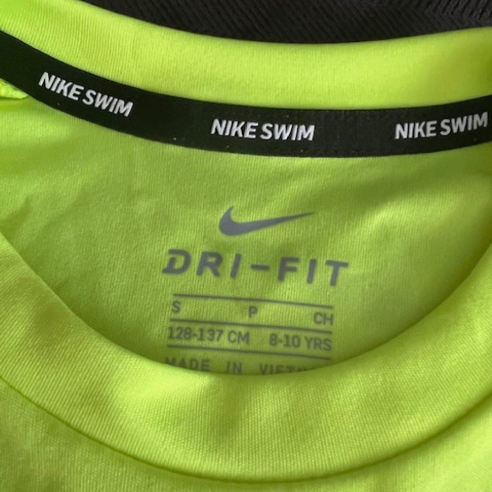Nike Dry Fit Rash Guard - Picture 2 of 3